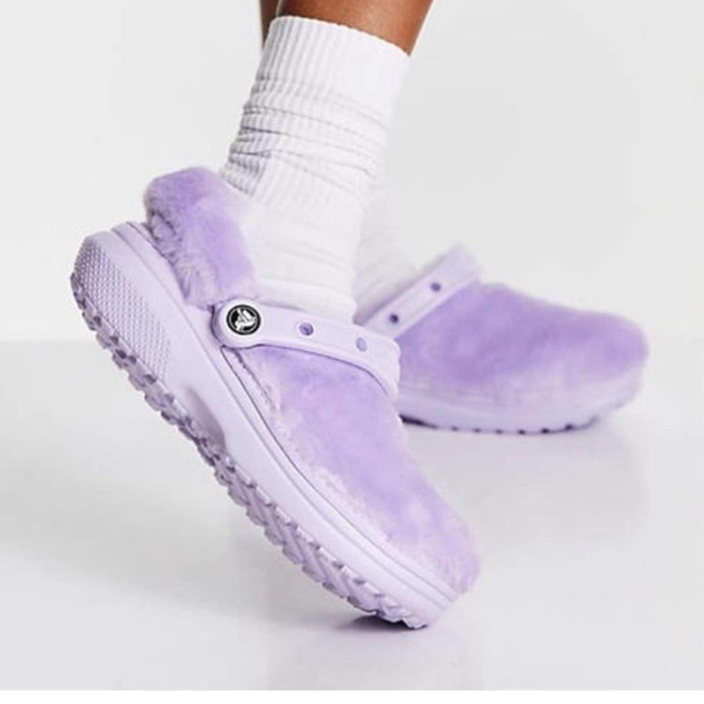 CROCS NWT Classic Fur Sure purple faux fur clogs women’s 4